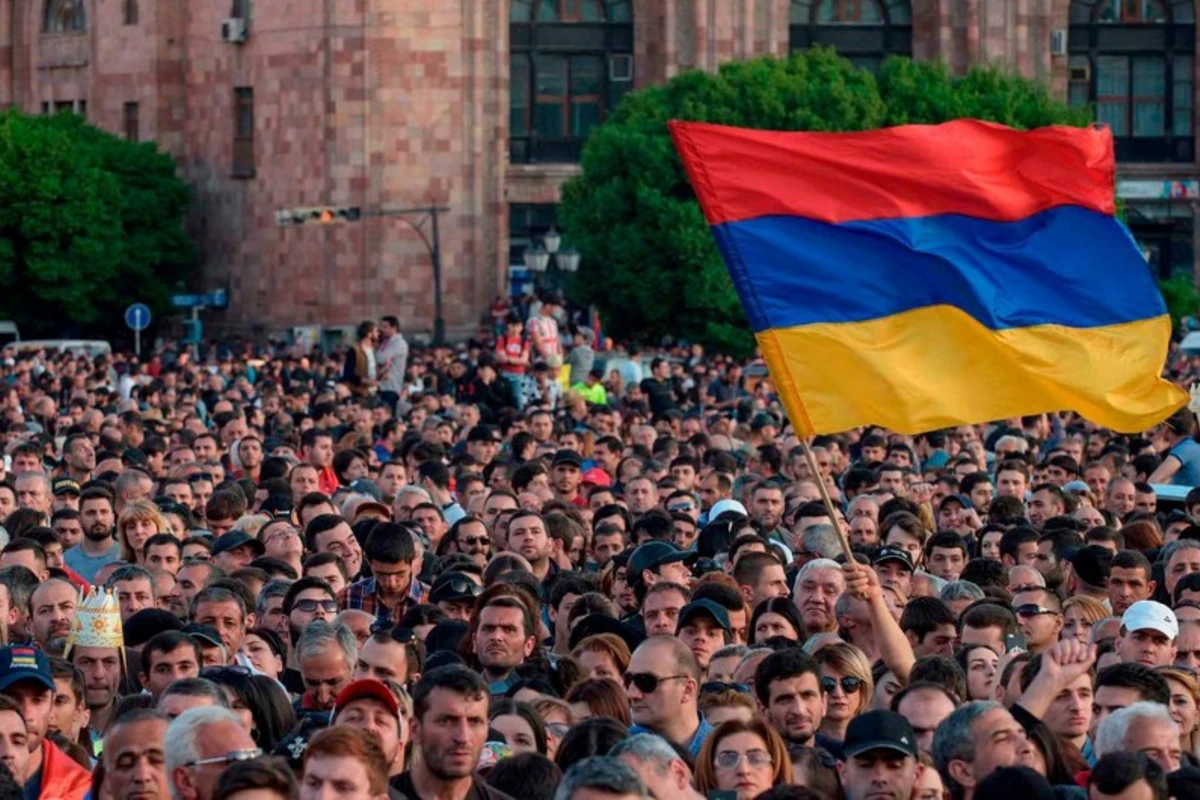 Почти 43% жителей Армении считают власти виновными в событиях на армяно-азербайджанской границе