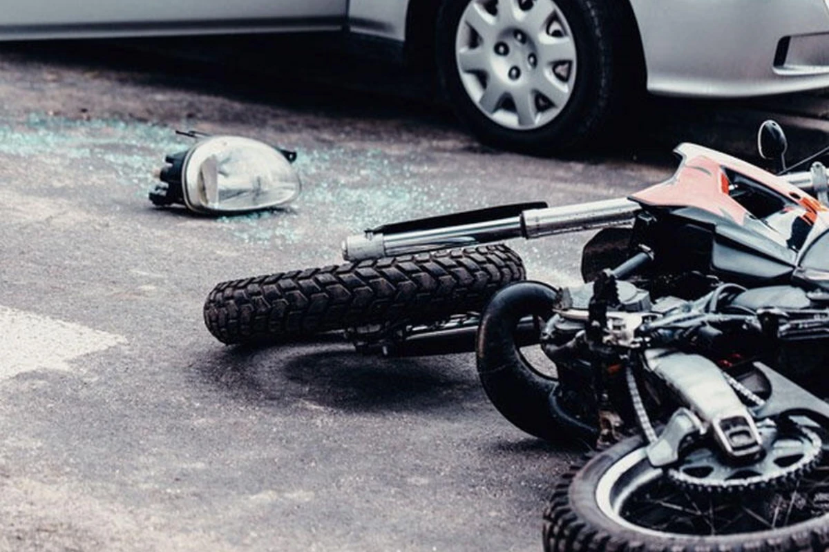 Bakıda avtomobillə moped toqquşdu - Ölən var