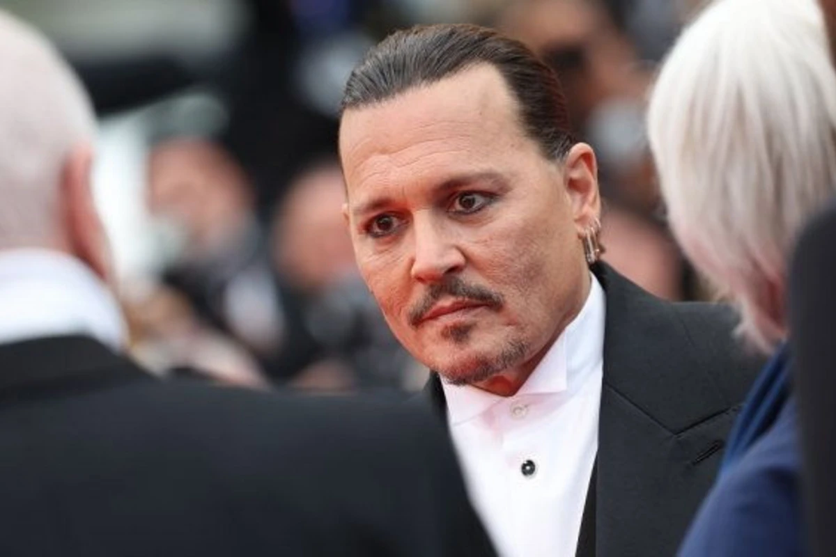 Conni Depp festivalda göz yaşlarını saxlaya bilmədi - VİDEO