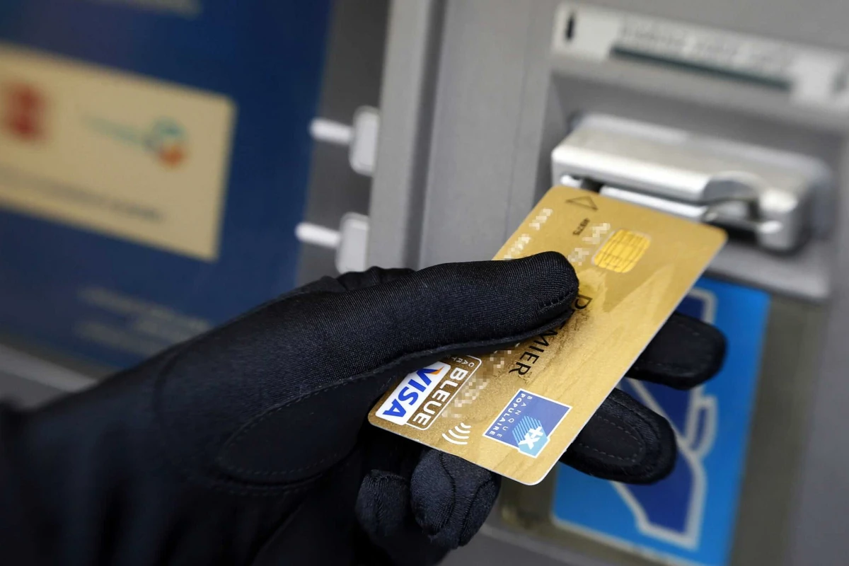 Bank kartını oğurlayıb pulları çıxardı