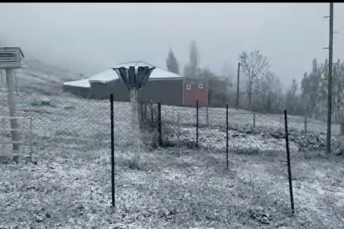 В Хыналыге выпал снег - ВИДЕО