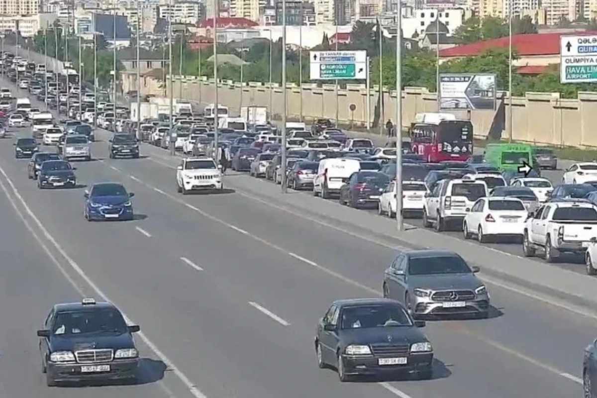 Bakının bir sıra yollarında tıxac yaranıb - SİYAHI