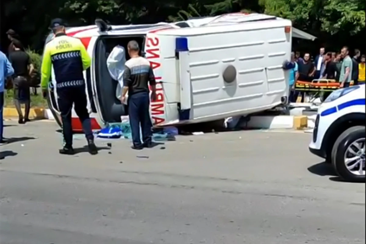 В Азербайджане опрокинулась карета скорой помощи: пострадавших нет - ВИДЕО