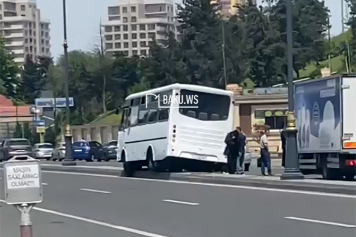 Bakıda sərnişin avtobusu qəza törətdi - VİDEO