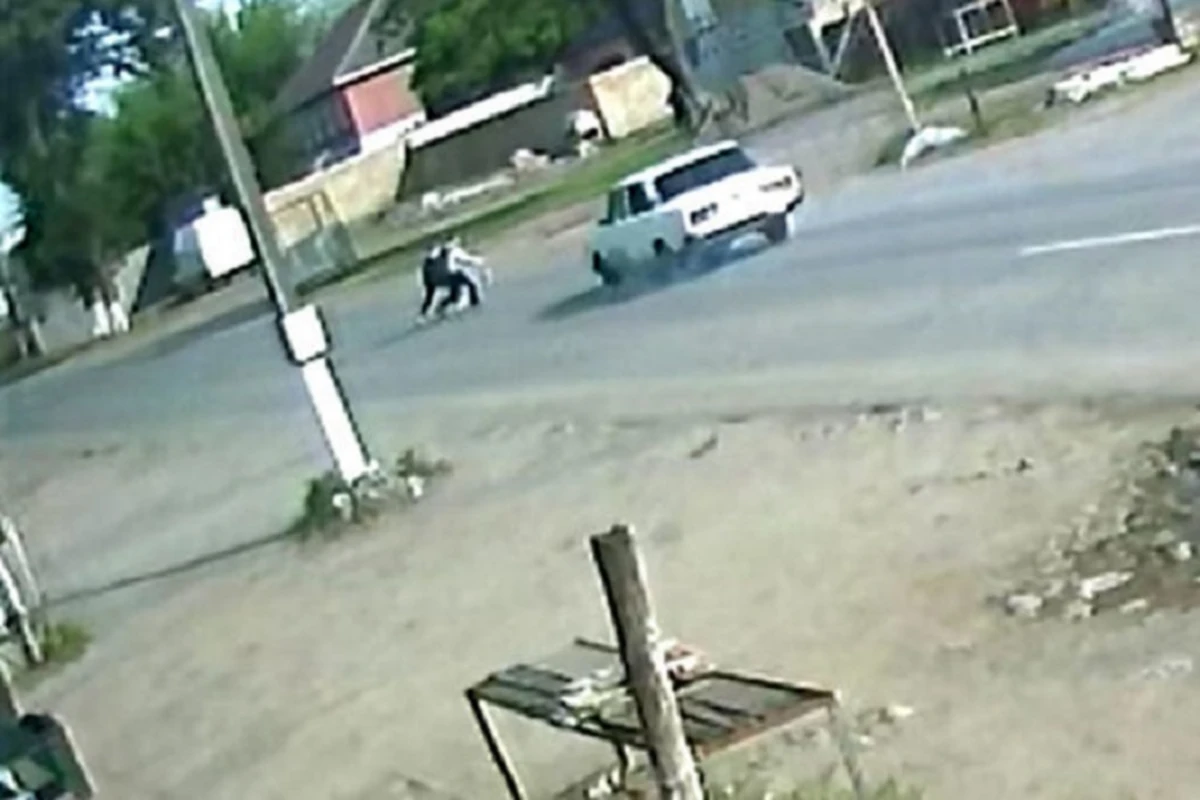 В Азербайджане автомобиль сбил школьников - ВИДЕО