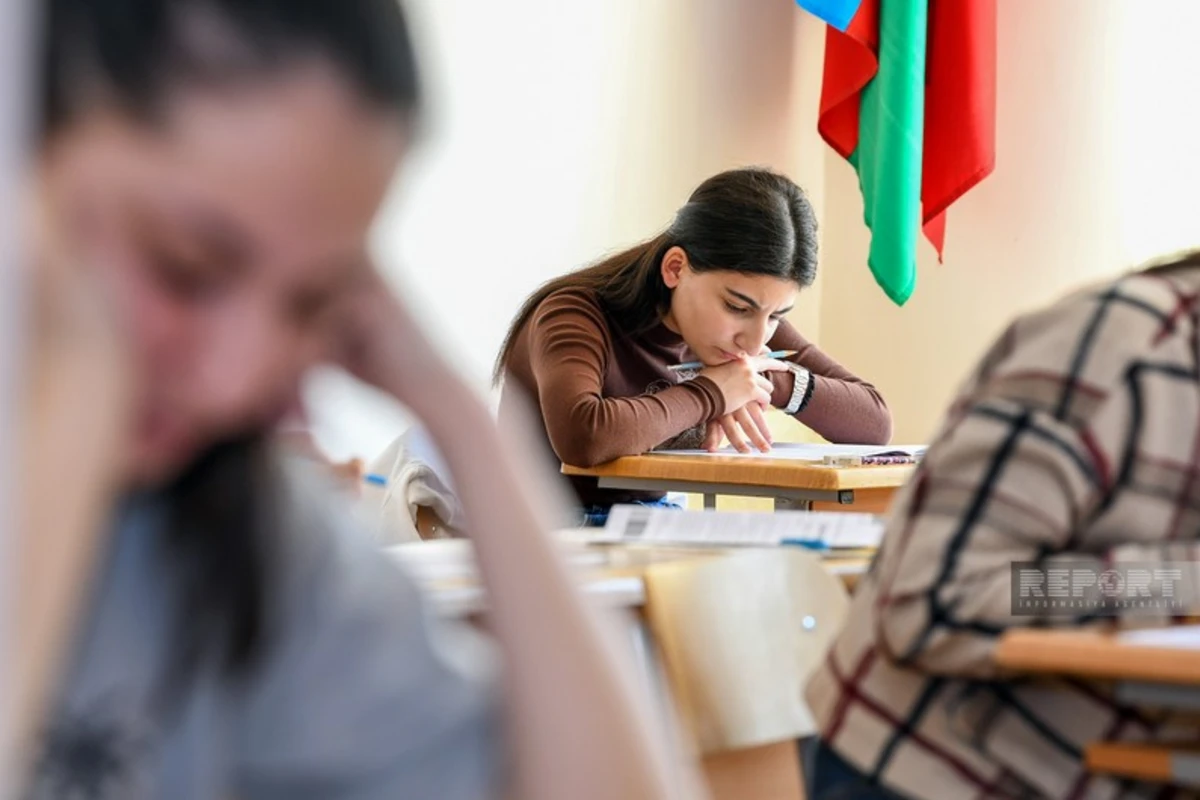 Осуществляющего контроль за экзаменом учителя отстранили за нарушение