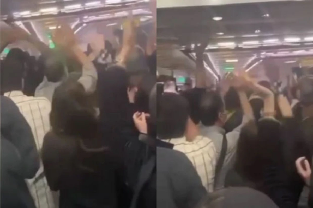 Tehran metrosunda molla rejiminə qarşı etiraz aksiyası keçirilib - VİDEO Tehran metrosunda molla rejiminə qarşı etiraz aksiyası keçirilib - VİDEO
