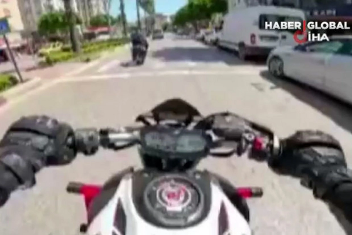 Motosikletçi keçirdiyi ağır qəzanı anbaan qeydə aldı - VİDEO Motosikletçi keçirdiyi ağır qəzanı anbaan qeydə aldı - VİDEO
