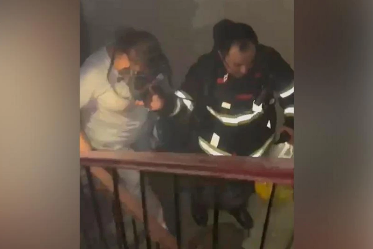 Bakıda çoxmərtəbəli yaşayış binasında yanğın olub: Təxliyə olunanlar var - VİDEO Bakıda çoxmərtəbəli yaşayış binasında yanğın olub: Təxliyə olunanlar var - VİDEO