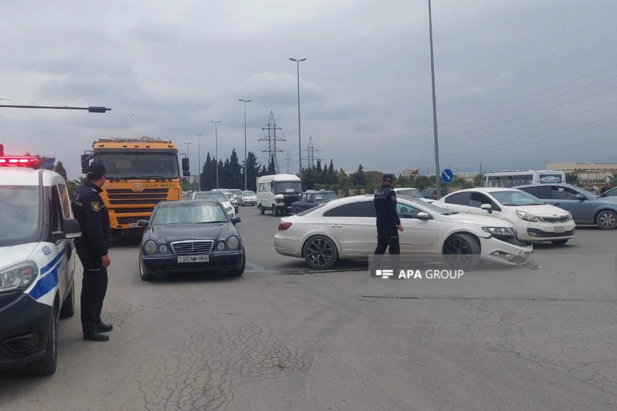 Gəncədə minik avtomobili yük maşını ilə toqquşdu - FOTO