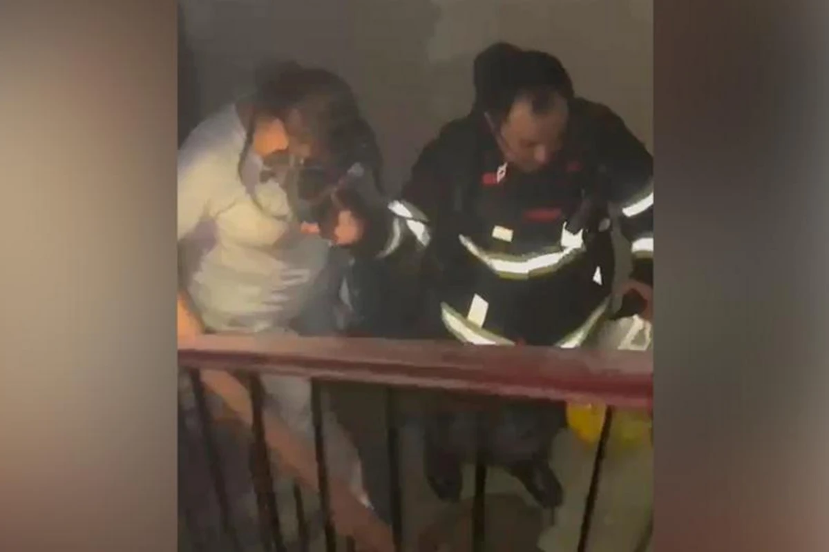Пожар в многоэтажном жилом доме, эвакуированы 17 человек - ВИДЕО