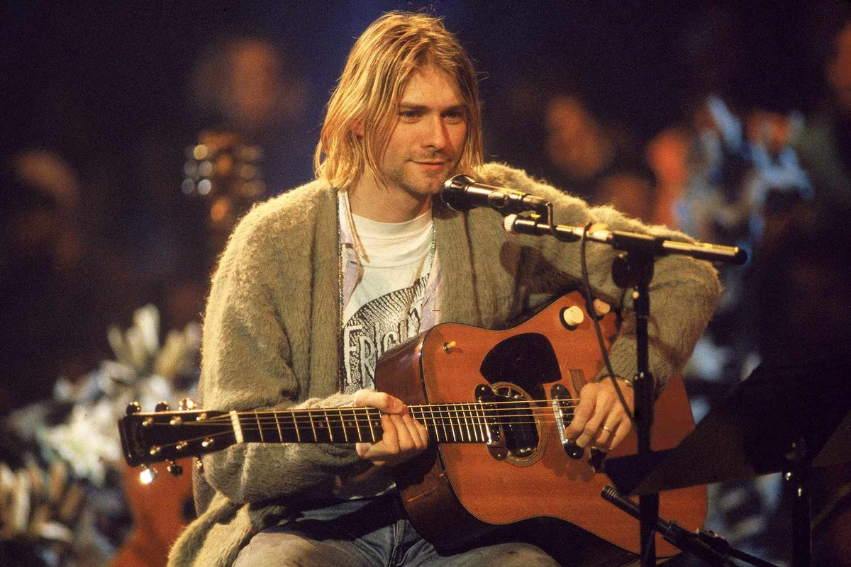 Kurt Kobeynin sınmış gitarası inanılmaz məbləğə satıldı - FOTO
