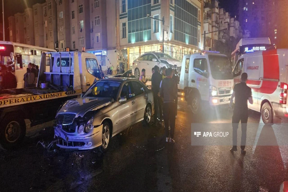 В Баку столкнулись 4 автомобиля, есть пострадавший - ФОТО