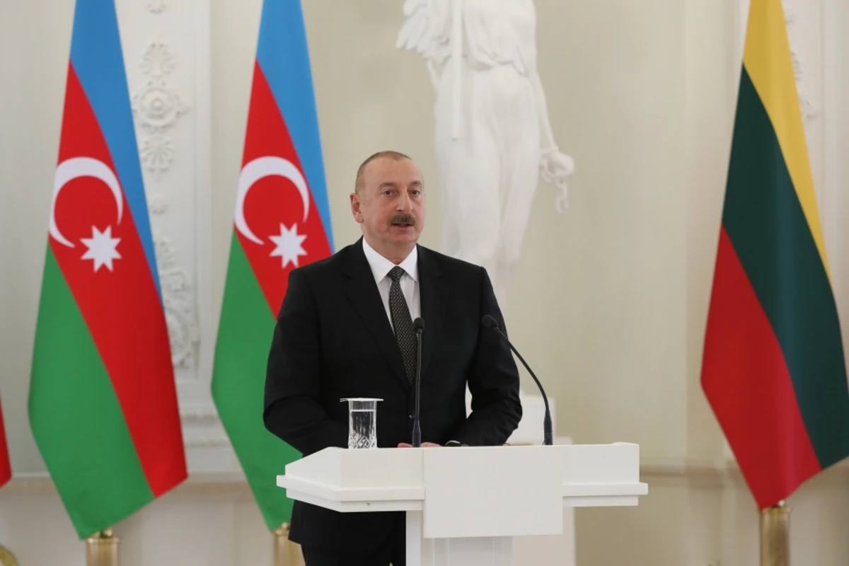 Prezident İlham Əliyev Litvanın müstəqilliyi uğrunda mübarizədə həlak olanların xatirəsinə ucaldılan abidəni ziyarət edib Prezident İlham Əliyev Litvanın müstəqilliyi uğrunda mübarizədə həlak olanların xatirəsinə ucaldılan abidəni ziyarət edib