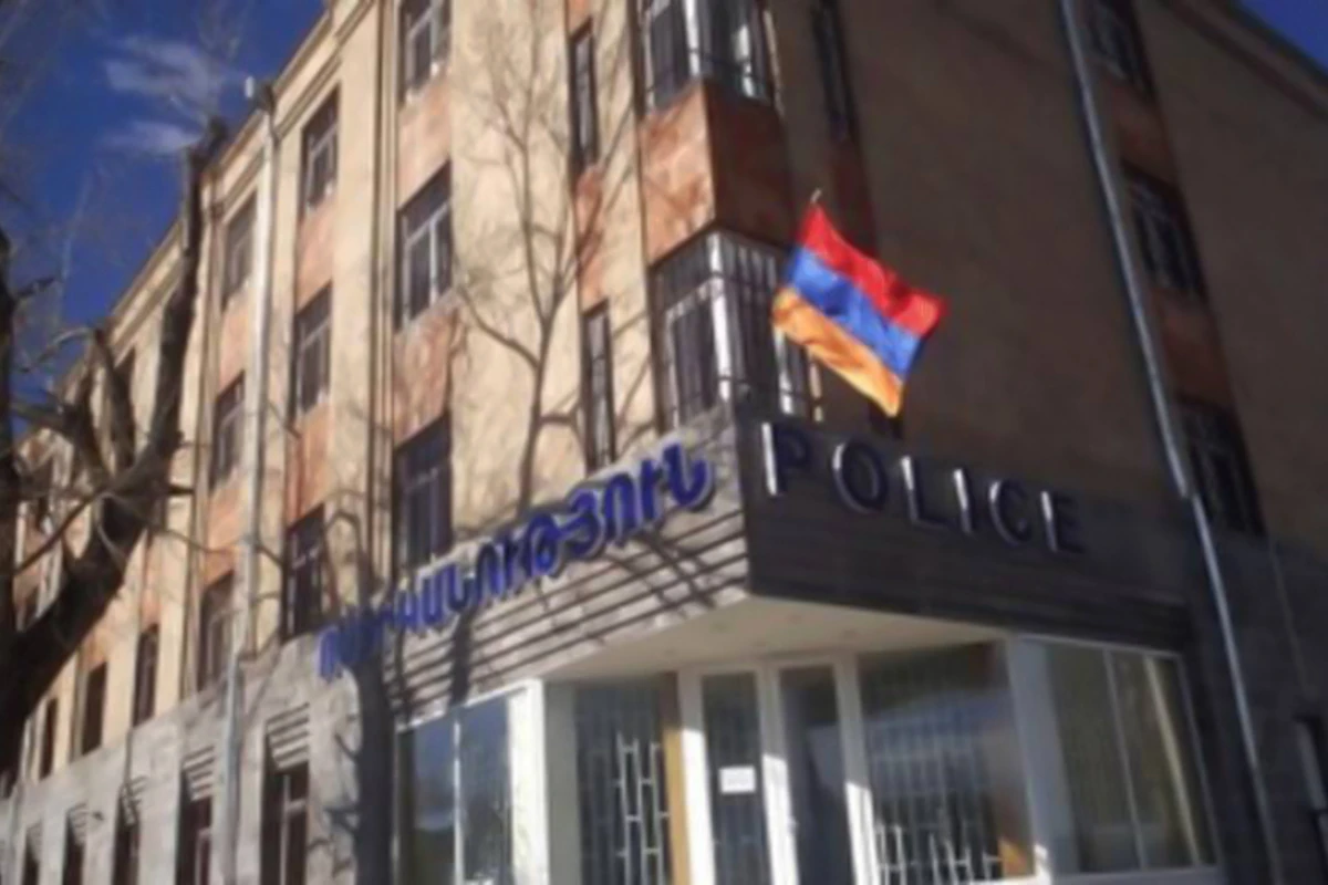 Gümrüdə tanınmış şəxs polis idarəsinə qumbara atdı - Xəsarət alanlar var