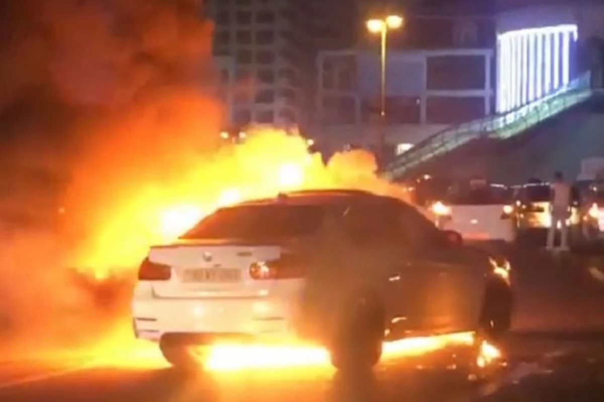 Bakıda BMW belə yandı - VİDEO