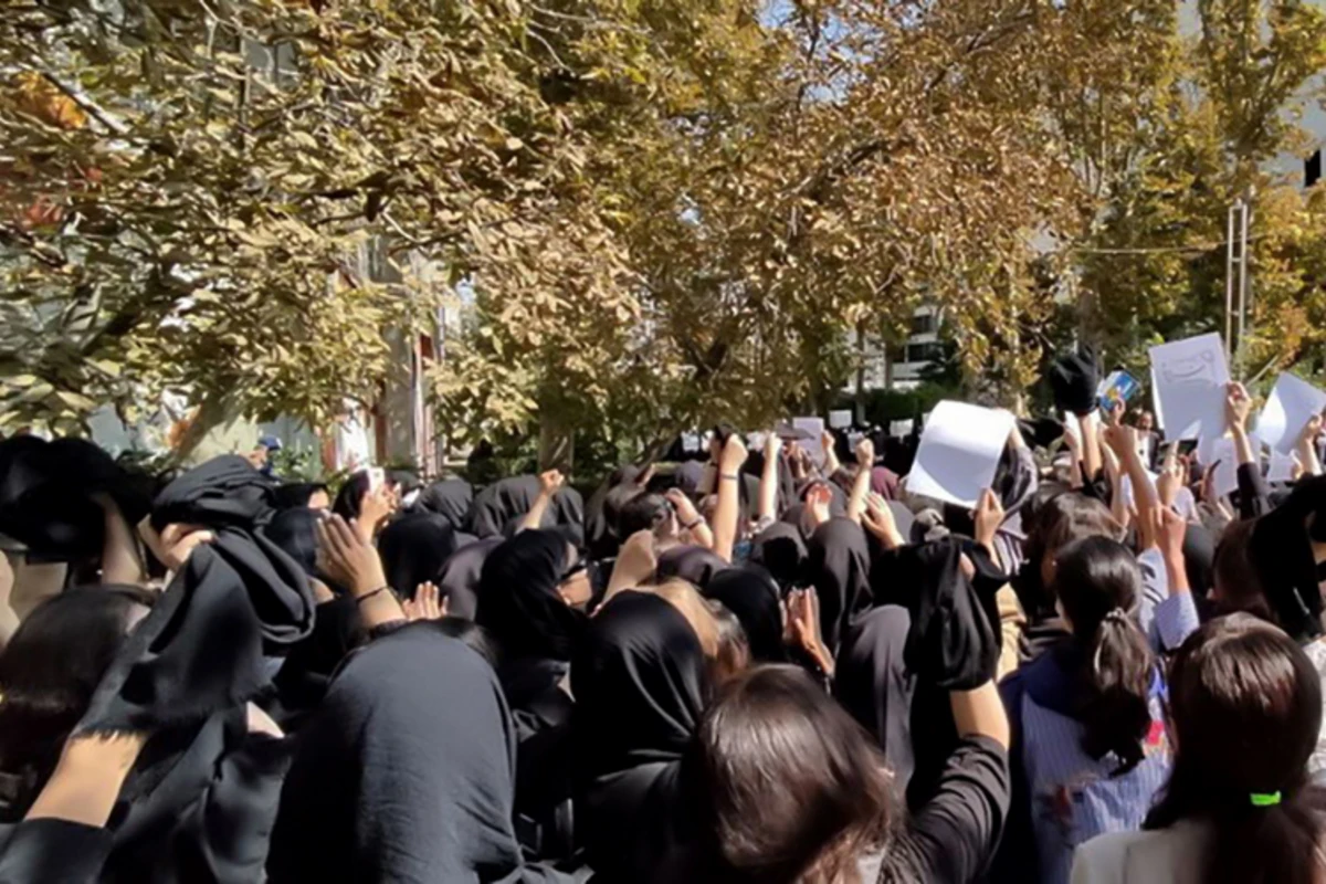 В Тегеране студентки провели демонстрацию: Порочный - ты, я - свободная женщина! - ВИДЕО