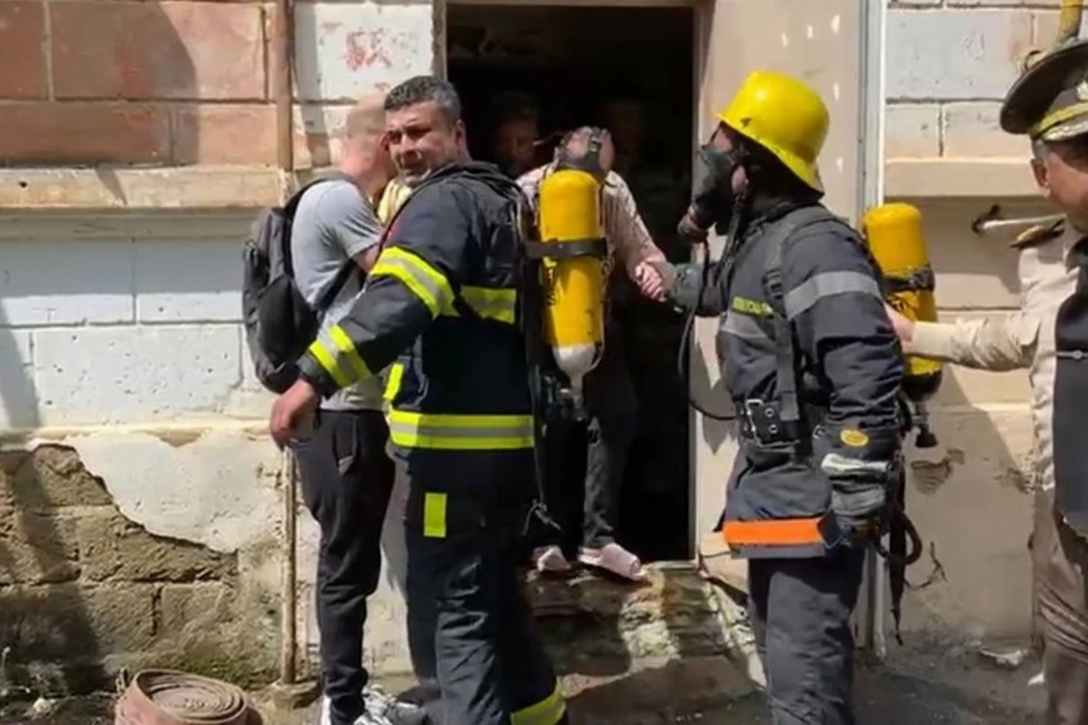Bakıda yaşayış binasında yanğın: Üç nəfər xilas edildi - FOTO/VİDEO
