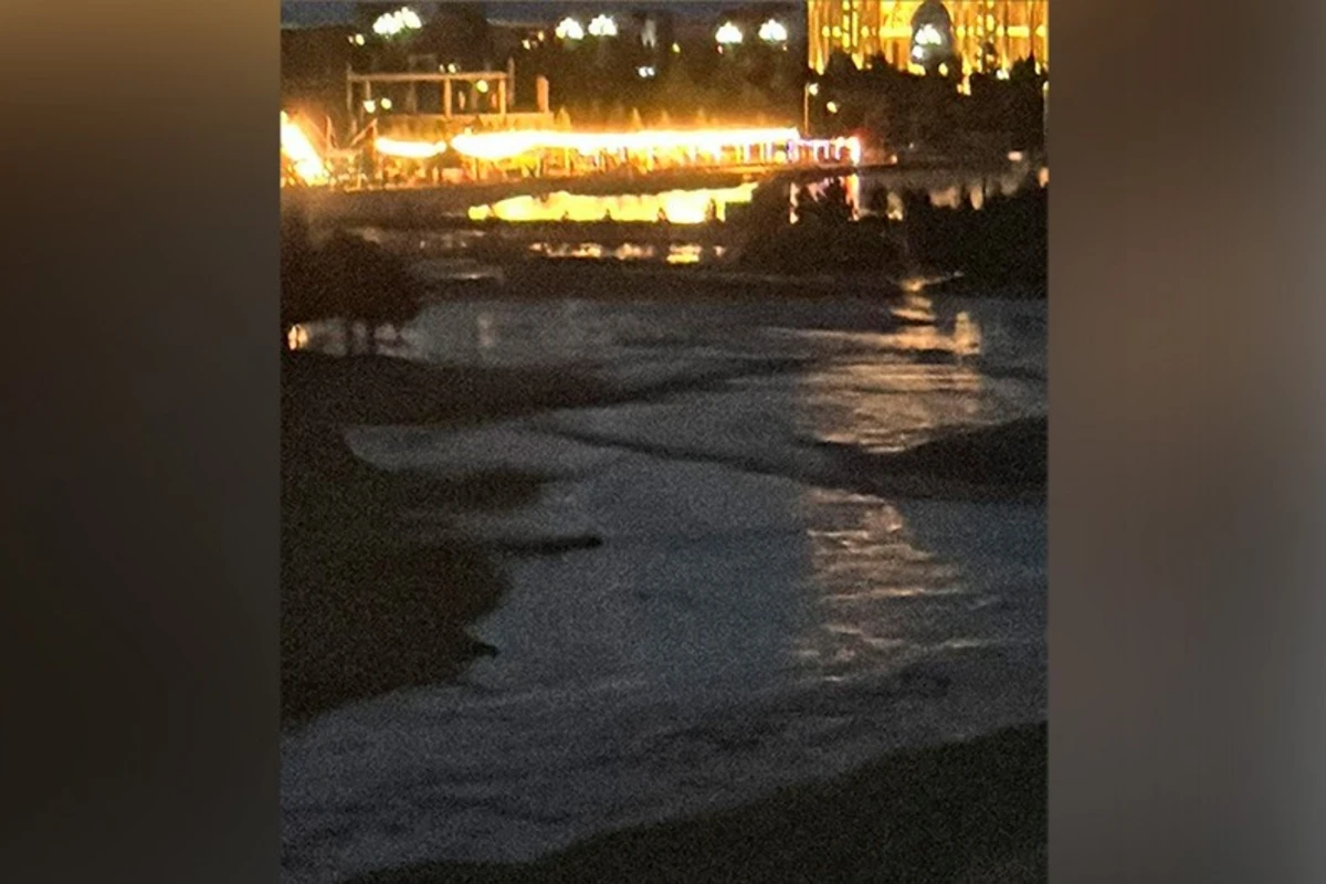 Gəncədə su borusu sıradan çıxıb, park yolunda çətinlik yaranıb