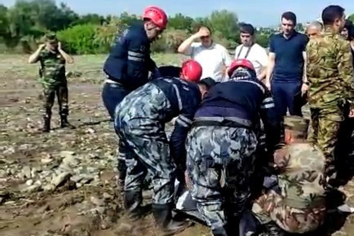 Azərbaycanda sel nəticəsində ölənlərin cəsədi çaydan çıxarılıb - FOTO