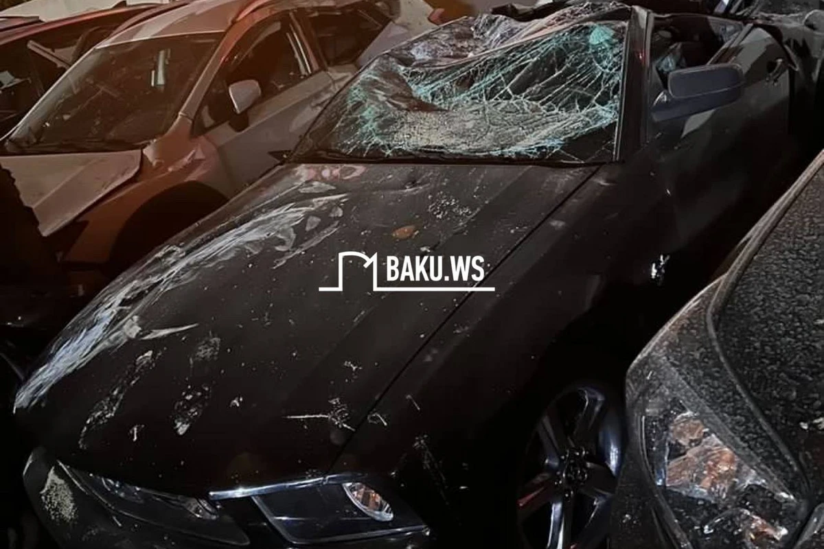 Bakıda QƏZA - Sürücü idarəetməni itirib yoldan çıxdı, park halında olan MAŞINLARI ƏZDİ - VİDEO
