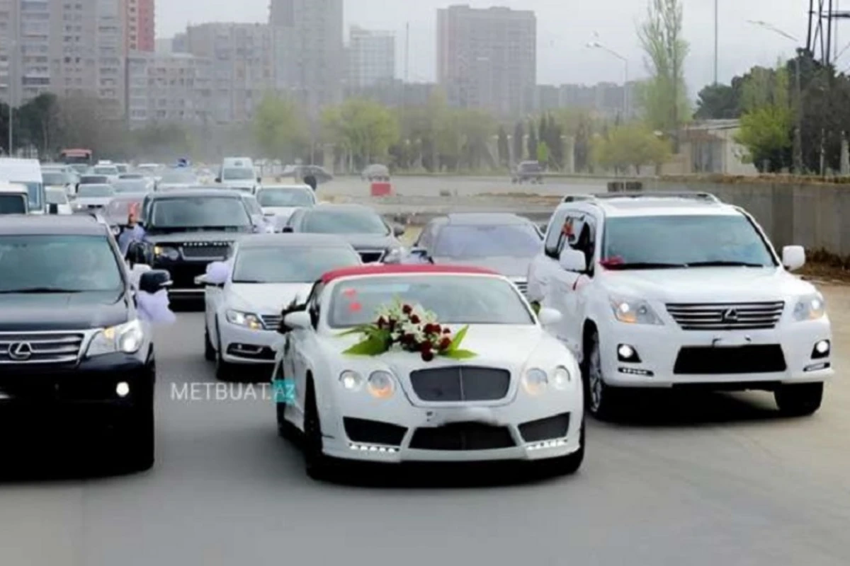 Bakıda toy karvanında 10-a yaxın maşın toqquşdu - VİDEO