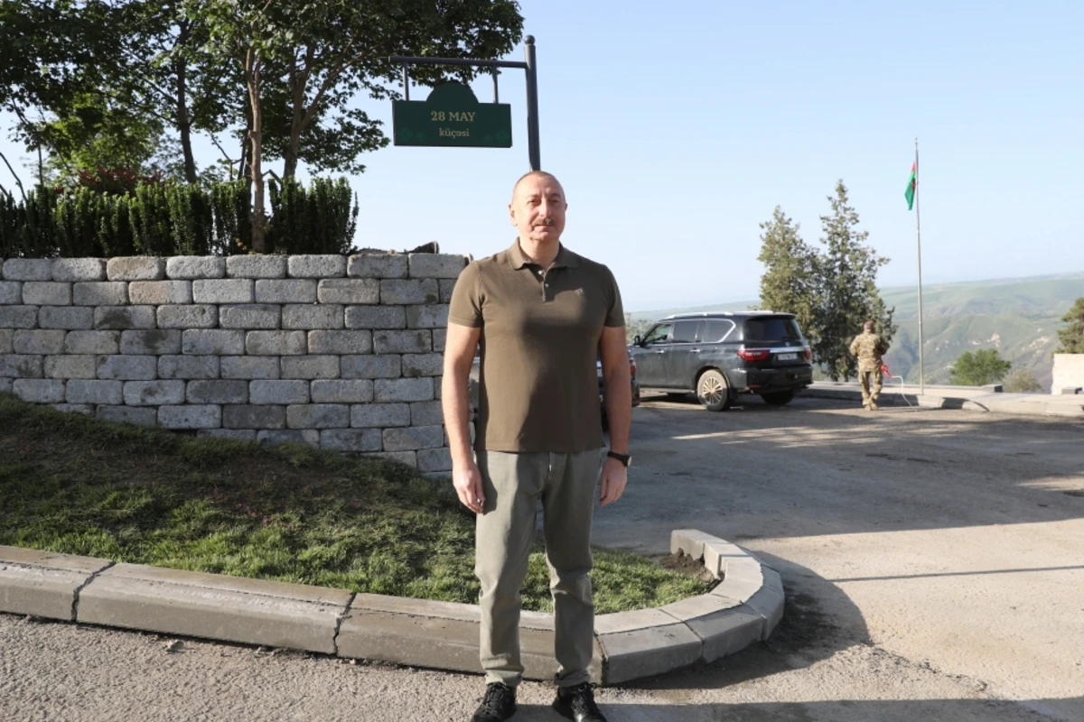 Prezident Laçında Heydər Əliyev, Zəfər və 28 May küçələrinin kəsişməsində lövhələrin açılışını edib - FOTO
