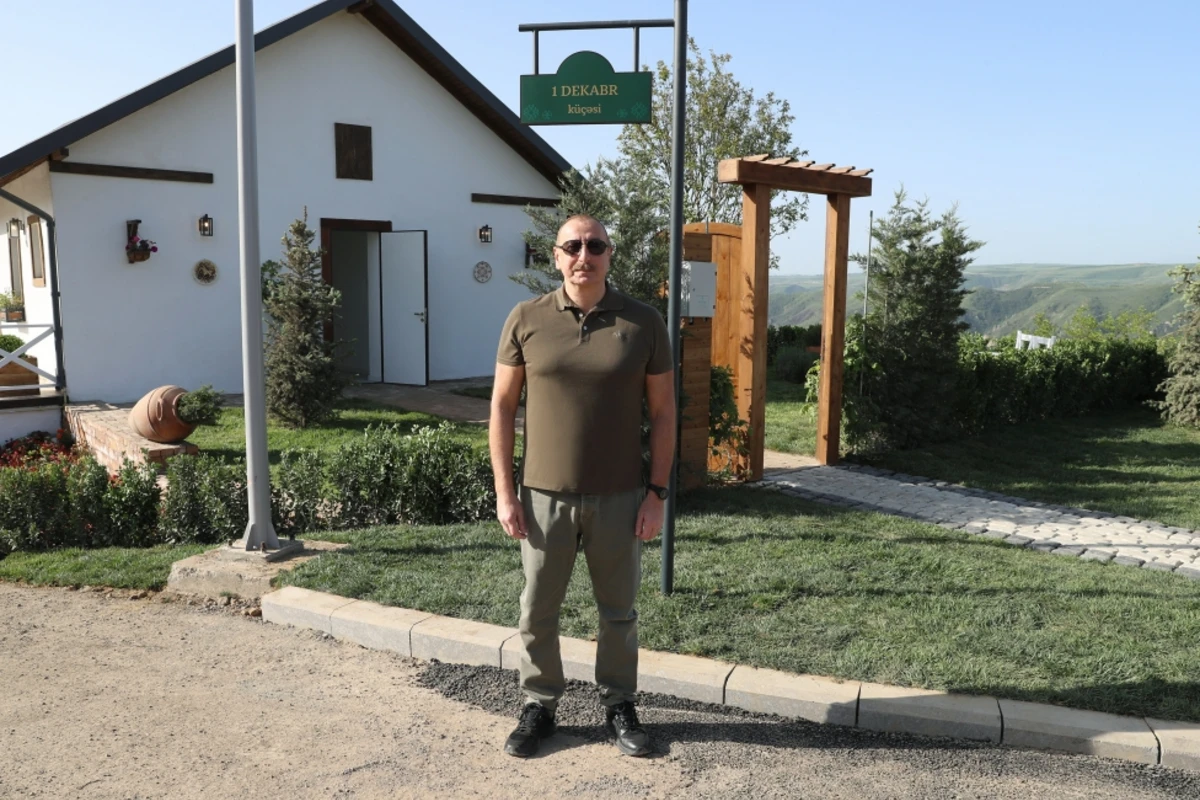 İlham Əliyev Laçında 1 Dekabr küçəsində lövhənin açılışını edib, bərpa olunmuş evlə tanış olub - FOTO