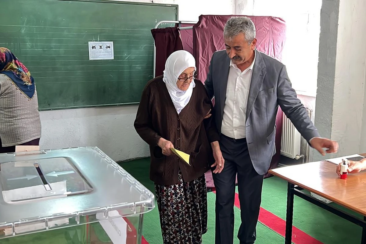 110 yaşlı qadın da səsvermədə iştirak etdi - FOTO