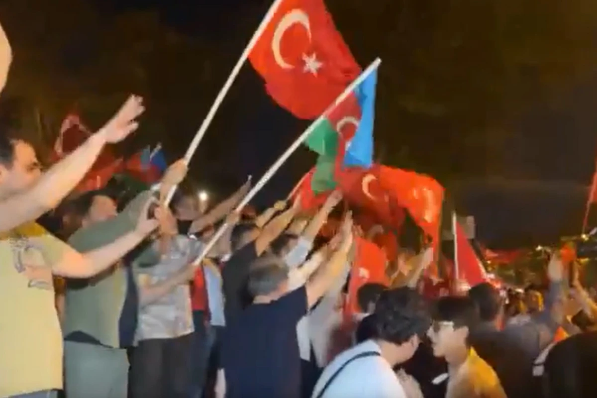 Türkiyənin Azərbaycandakı səfirliyinin qarşısında izdiham - VİDEO