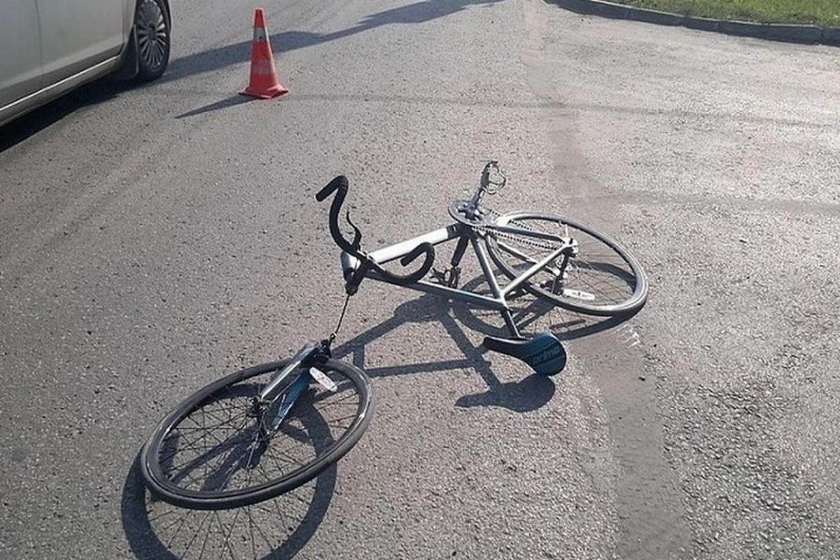 Velosipedlə hərəkətdə olan uşağı avtomobil vurub