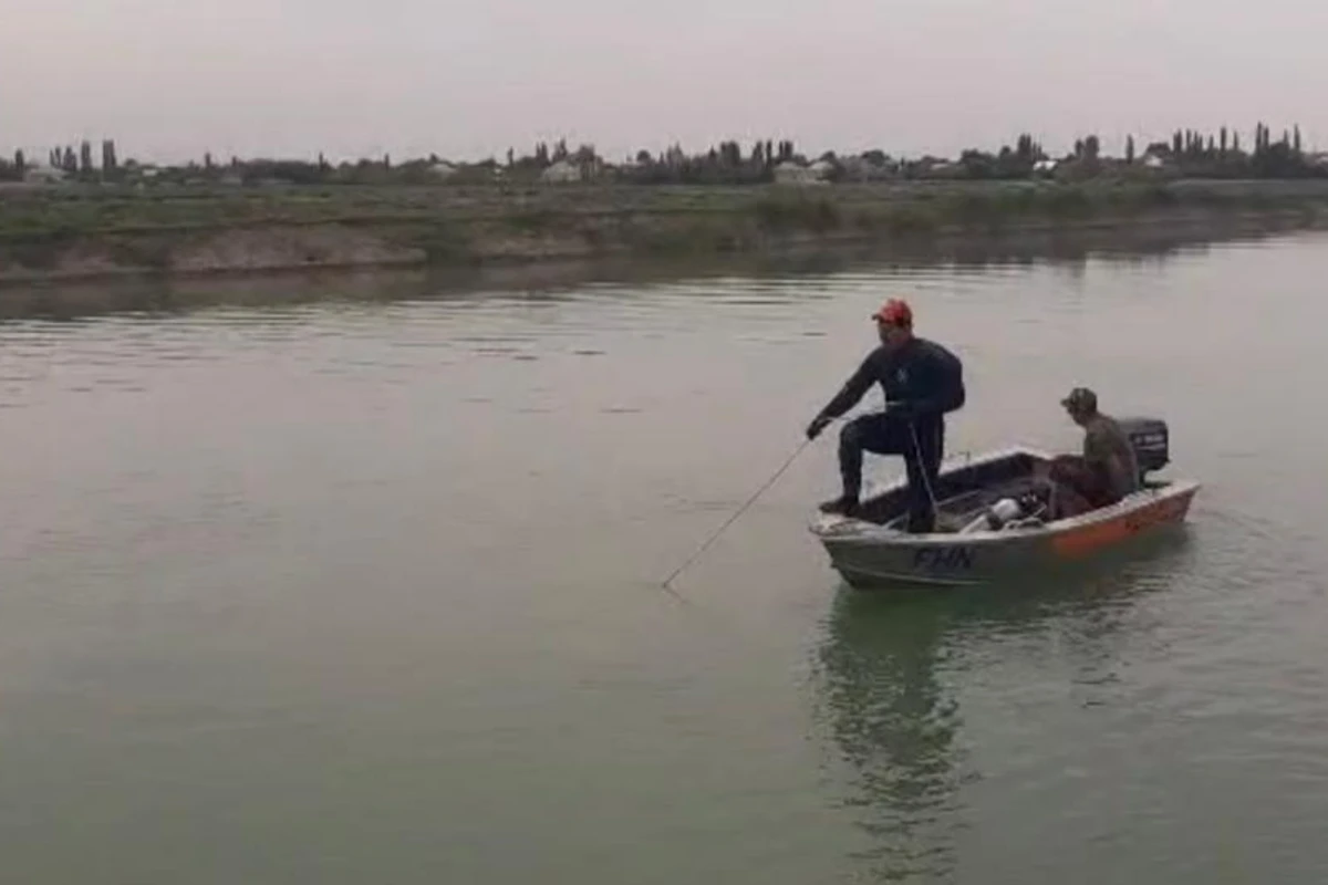 В Азербайджане автомобиль упал в канал: ведутся поиски водителя - ВИДЕО