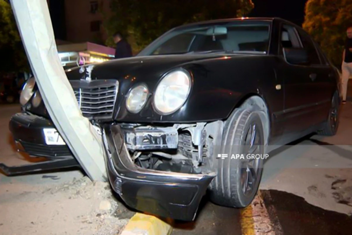 Bakıda “Mercedes” sürücüsü qəzaya səbəb oldu: Xəsarət alan var - FOTO
