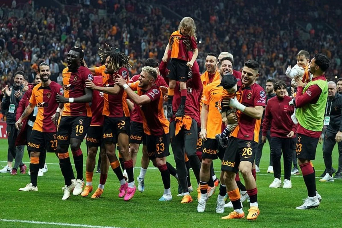 Qalatasaraydan transfer həmləsi - Fənərbağça da istəyirdi - FOTO
