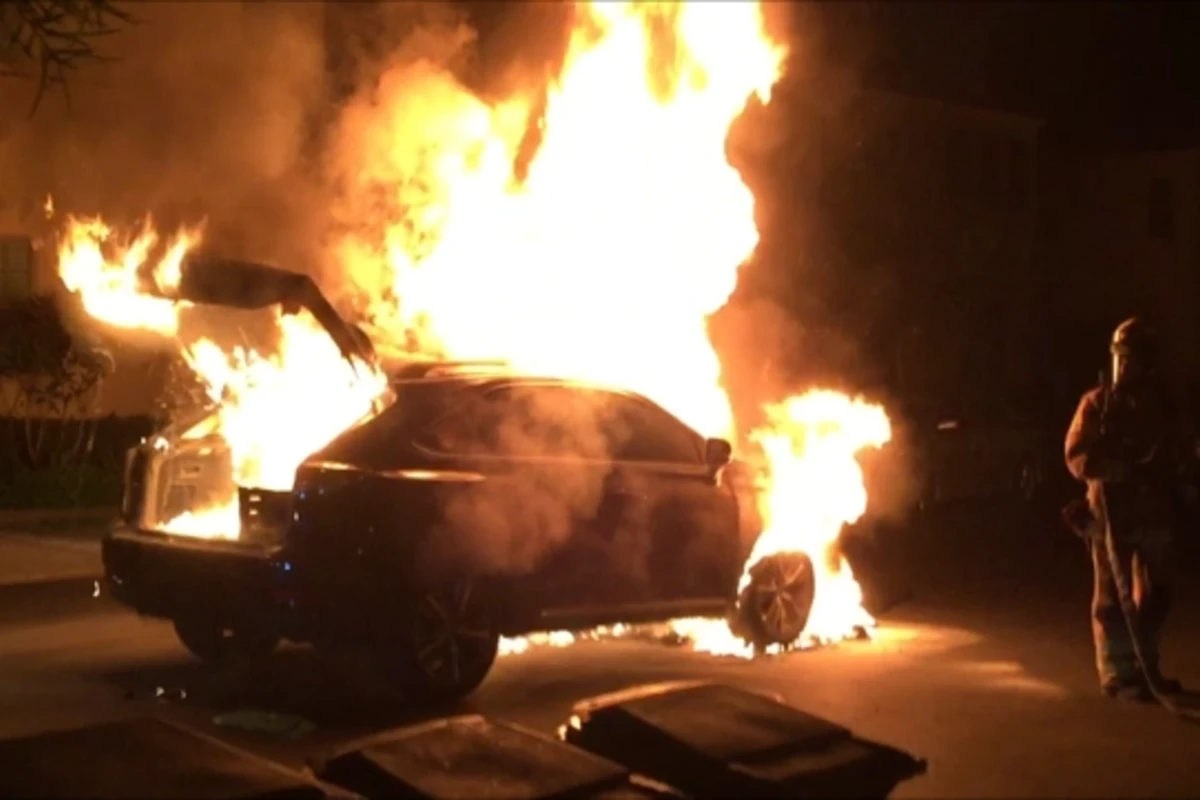 Bakıda “Lexus” yanıb - FOTO