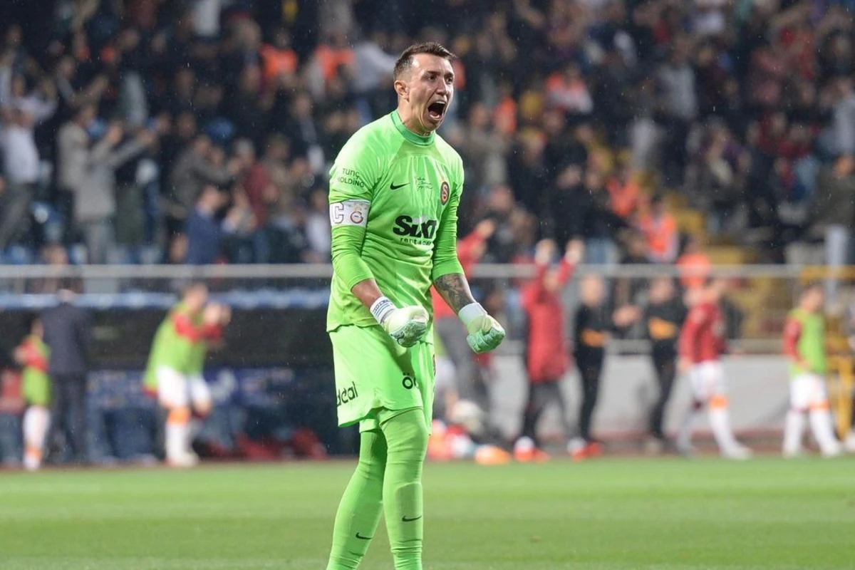“Qalatasaray” 12 illik qapıçısı Musleraya əvəzləyici tapdı - FOTO