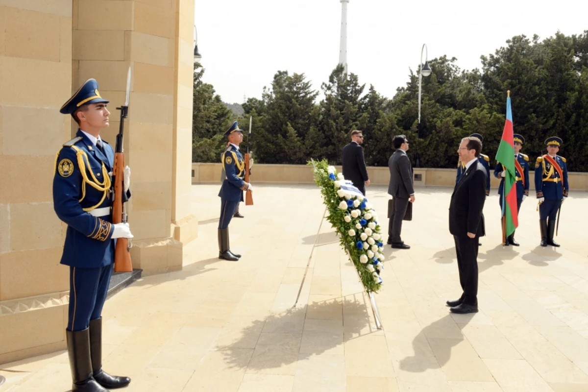 İsxak Hersoq və xanımı Şəhidlər xiyabanını ziyarət ediblər - FOTO