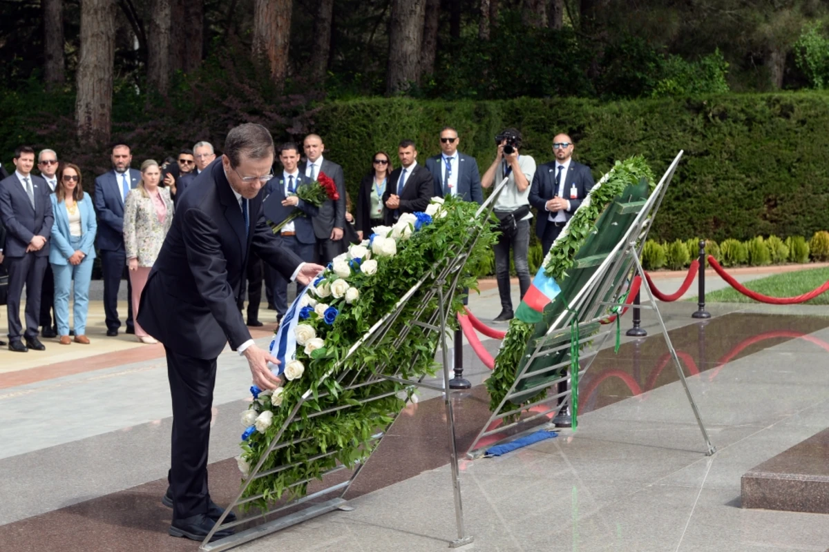 İsrail prezidenti Heydər Əliyevin məzarını ziyarət edib - FOTO