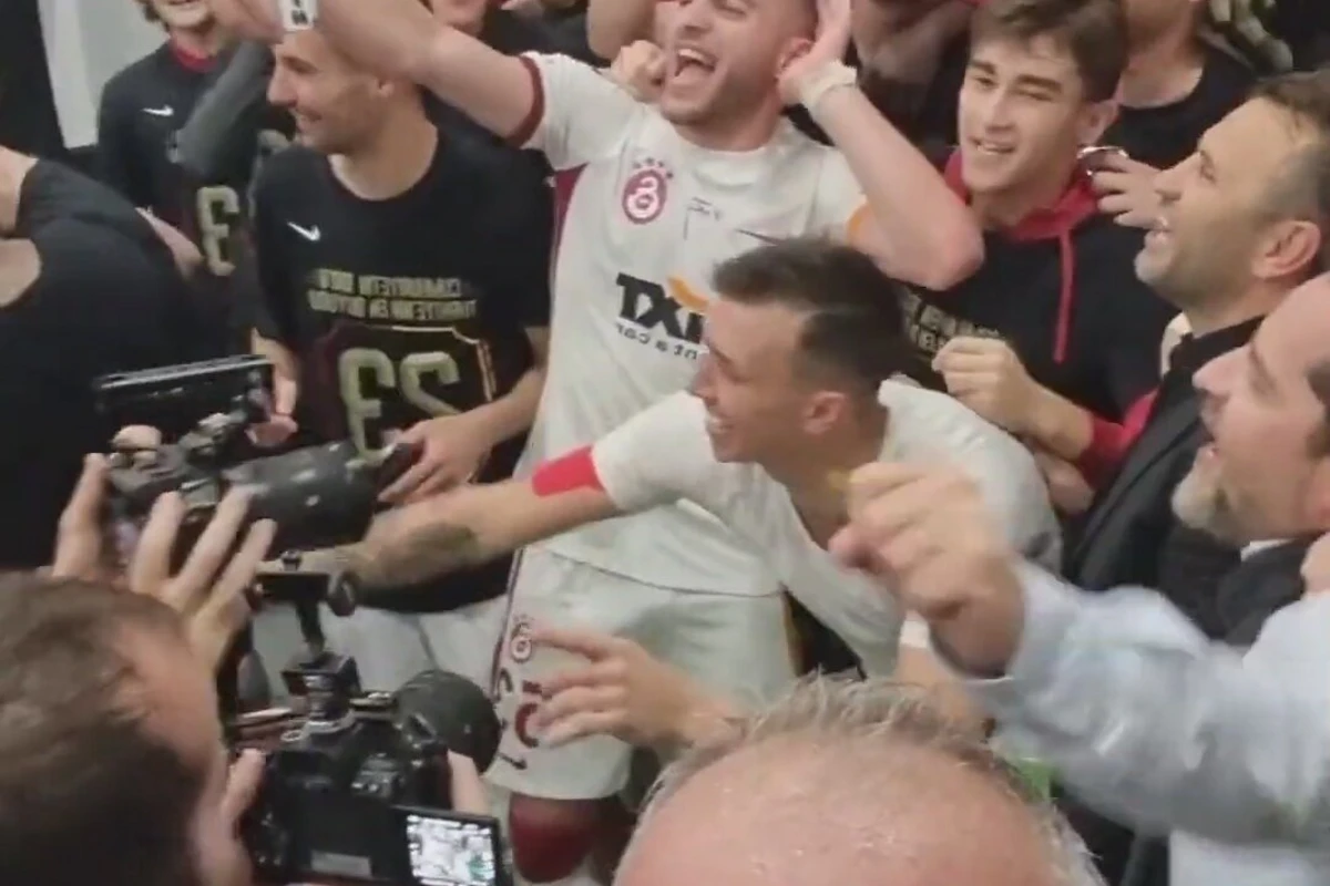 Qalatasaray oyunçuları soyunub-geyinmə otağında Aşkın Olayım oxudu - Müğənni təbrik etdi - VİDEO Qalatasaray oyunçuları soyunub-geyinmə otağında Aşkın Olayım oxudu - Müğənni təbrik etdi - VİDEO