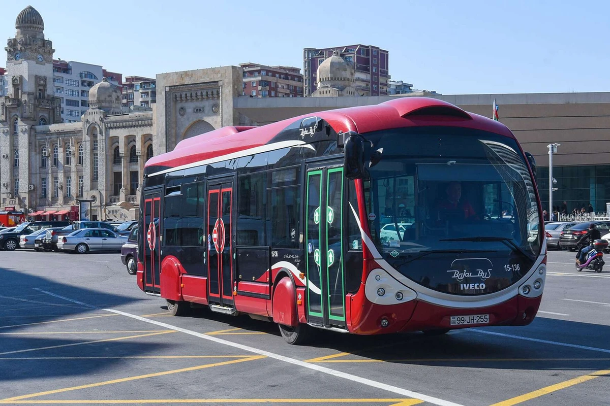 В Баку еще один автобусный маршрут переведен на безналичную оплату