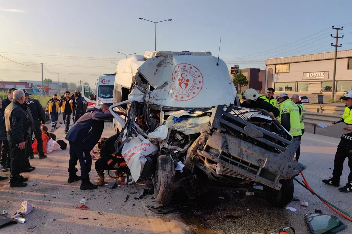 Türkiyədə idmançıları daşıyan mikroavtobus qəzaya uğradı: Çox sayda yaralı var - FOTO