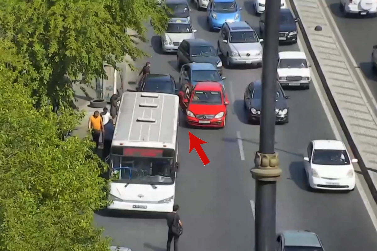 Tbilisi prospektində həyəcanlı anlar - sürücünün ürəyi tutdu, maşın avtobusa çırpıldı - VİDEO