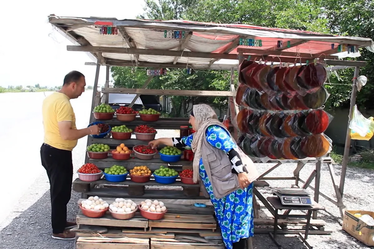 Yol kənarlarında satılan meyvələr haradan gətirilir? VİDEO