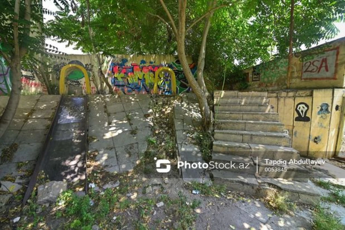 Bakıda yerləşən baxımsız qalmış “Lermontov” parkından FOTOREPORTAJ
