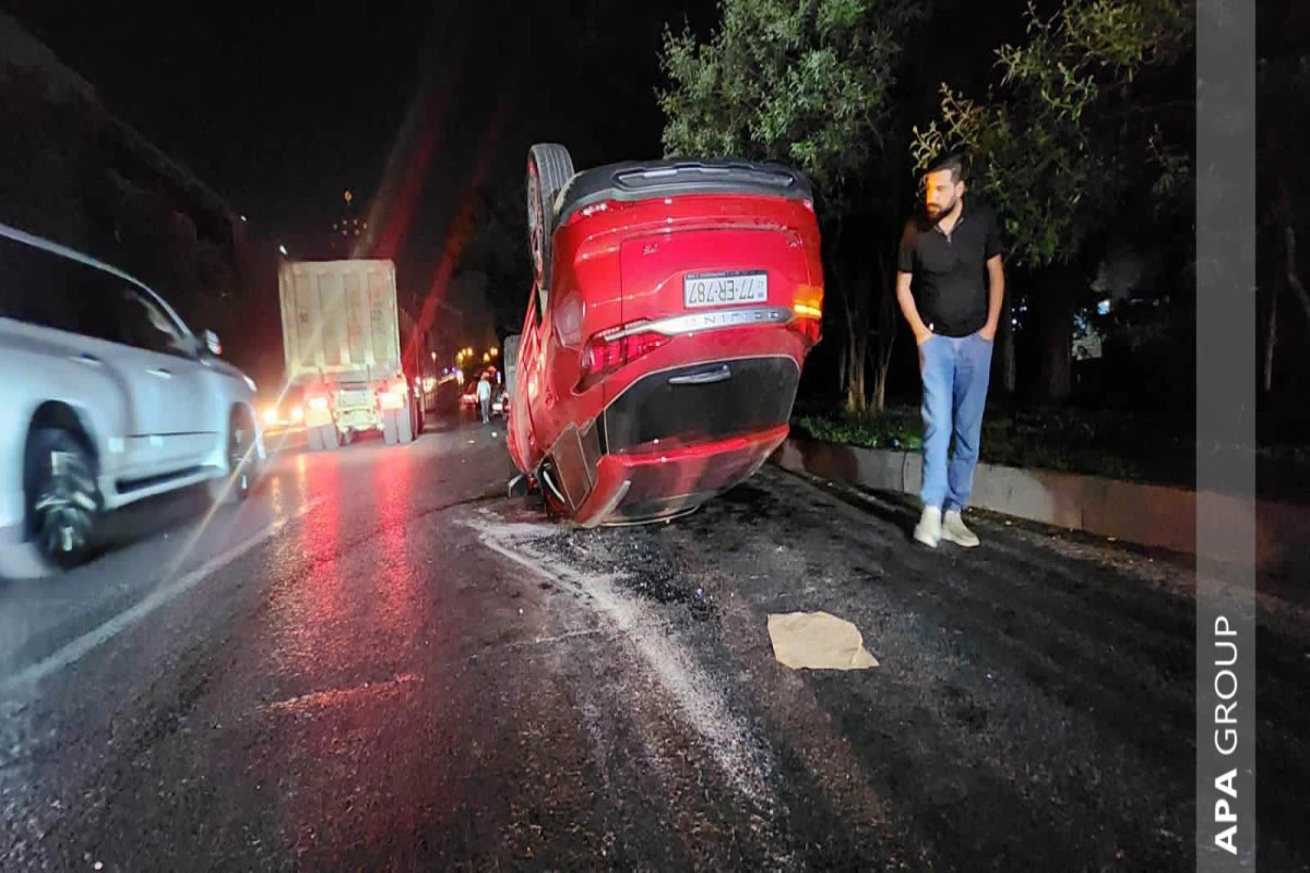 Bakıda avtomobil dayanacağa çırpılıb, xəsarət alanlar var - FOTO