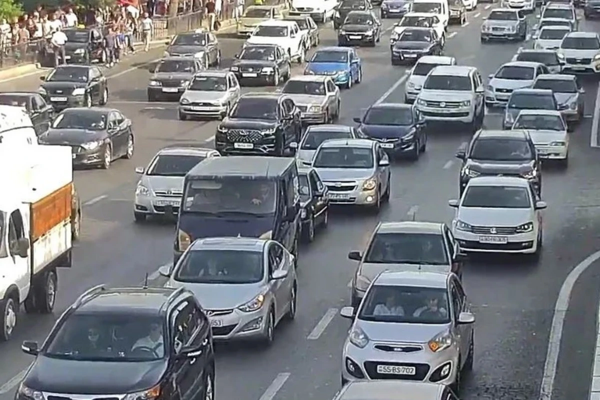 На ряде улиц и проспектов Баку наблюдаются пробки - СПИСОК