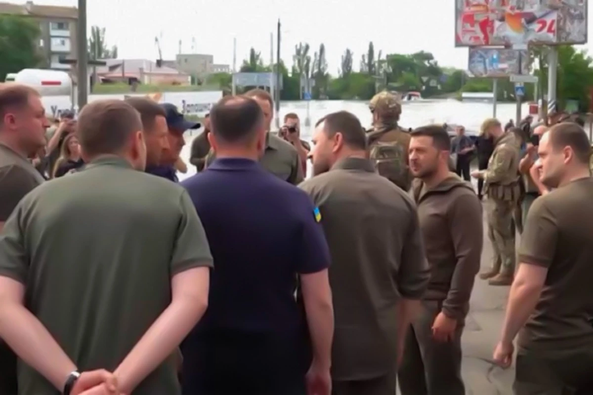 Зеленский внезапно прибыл в зону затопления в Херсоне - ВИДЕО