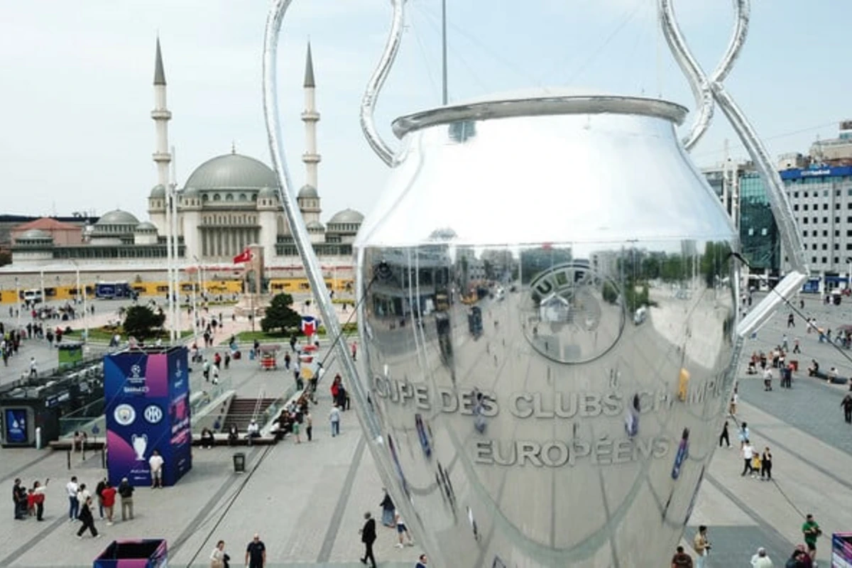 Türkiyədə Çempionlar Liqası həyəcanı - Taksim meydanına nəhəng kubok qoyuldu - FOTO