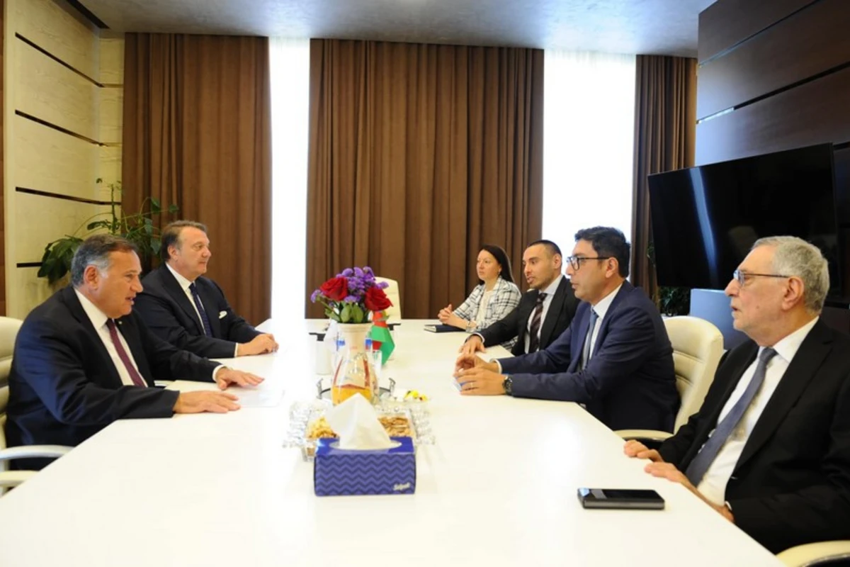 Fərid Qayıbov EOC prezidenti ilə görüşüb