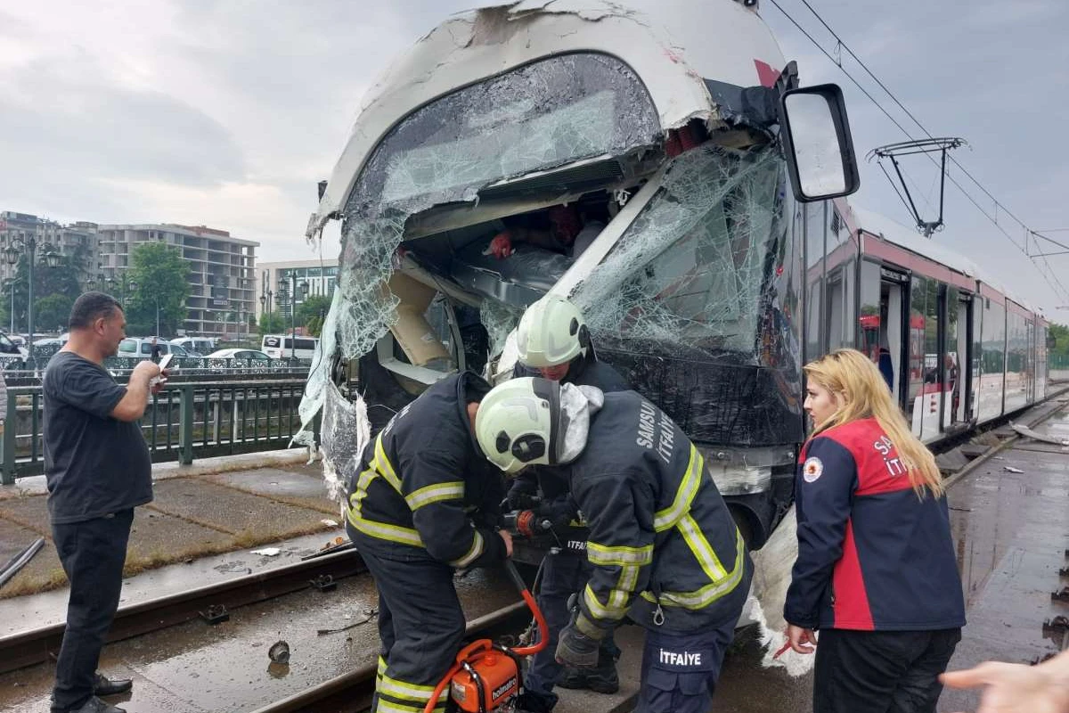 Türkiyədə DƏHŞƏT: İki tramvay toqquşdu, çox sayda yaralı var - FOTO/VİDEO Türkiyədə DƏHŞƏT: İki tramvay toqquşdu, çox sayda yaralı var - FOTO/VİDEO